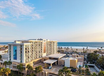 2 outdoor pools, pool cabanas (surcharge), pool loungers