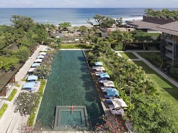 5 outdoor pools, free cabanas, pool umbrellas