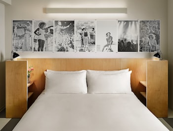 2 bars/lounges, lobby lounge, rooftop bar