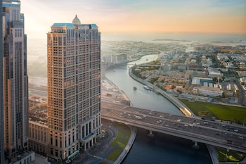 4 restaurants, breakfast, lunch, dinner served; American cuisine