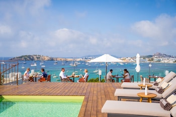 2 restaurantes, se sirven desayunos, comidas y cocina mediterránea