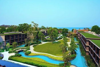 2 restaurants, breakfast, lunch, dinner served; international cuisine