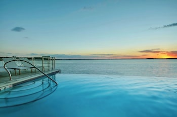 Indoor pool, seasonal outdoor pool, pool loungers