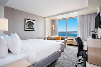 Alberca techada, alberca al aire libre por temporada y camastros