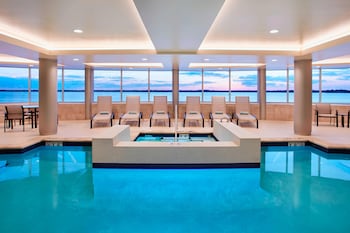 Una piscina cubierta, una piscina al aire libre de temporada, tumbonas