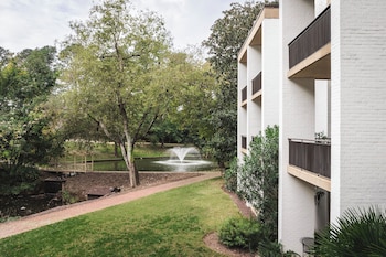 Premium bedding, pillowtop beds, in-room safe, desk