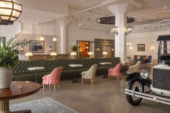 2 bars/lounges, poolside bar