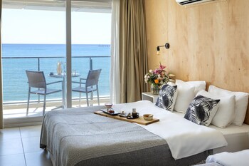 Playa privada, camastros, sombrillas y bar en la playa