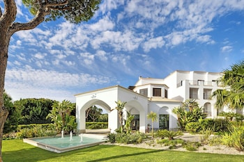 Indoor pool, 8 outdoor pools, pool umbrellas, sun loungers