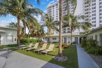 室外泳池；08:00 至 19:00 開放；躺椅