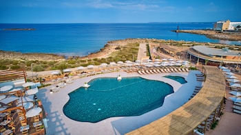 Indoor pool, seasonal outdoor pool, sun loungers