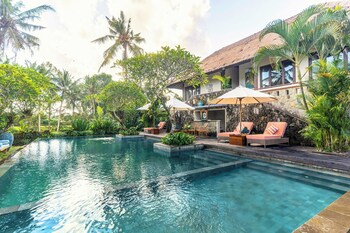 Outdoor pool, open 7:00 AM to 7:00 PM, pool loungers