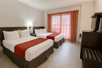 Standard-huone | Tallelokero huoneessa, työpöytä, pimennysverhot, silitysrauta/-lauta