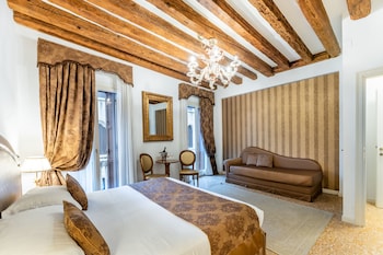 Apartamento de lujo, 2 habitaciones | Zona de estar | Una televisión de pantalla plana