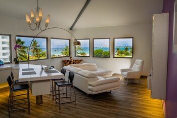 Appartement Penthouse Prestige, 1 très grand lit, vue sur l’océan | Aire de séjour | Téléviseur à écran plat