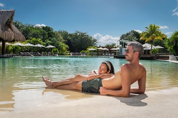 Una piscina al aire libre (de 08:00 a 20:00), tumbonas