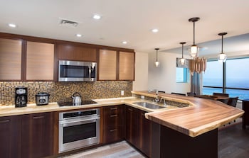 6 piscinas externas, funciona das 9h às 21h, guarda-sóis