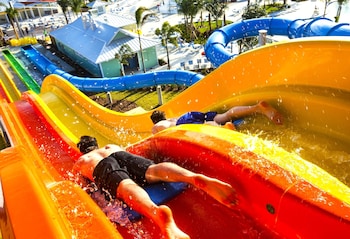 Piscina externa, piscina aquecida, funciona das 11h às 18h, barracas