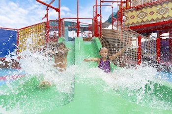 9 bars-salons, 5 bars dans la piscine, bar sur la plage