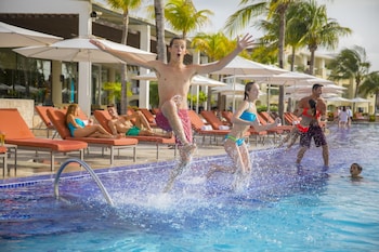 9 piscinas externas, guarda-sóis, espreguiçadeiras