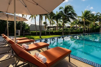9 outdoor pools, pool umbrellas, pool loungers