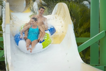 9 bares o lounges, 5 bares en la alberca, bar en la playa