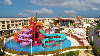 9 bars-salons, 5 bars dans la piscine, bar sur la plage