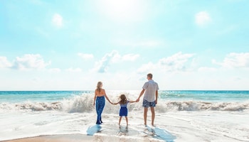 9 bars-salons, 5 bars dans la piscine, bar sur la plage