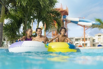 9 bars-salons, 5 bars dans la piscine, bar sur la plage