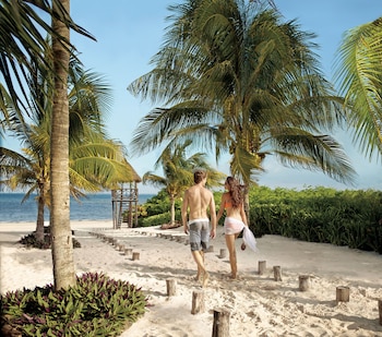 9 bars/lounges, 5 swim-up bars, beach bar