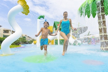 9 bars/lounges, 5 swim-up bars, beach bar