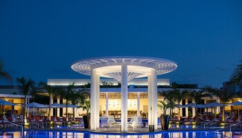 9 bares o lounges, 5 bares en la alberca, bar en la playa 