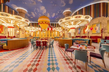 9 bars-salons, 5 bars dans la piscine, bar sur la plage