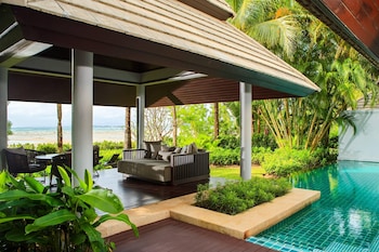 2 outdoor pools, free pool cabanas, pool umbrellas