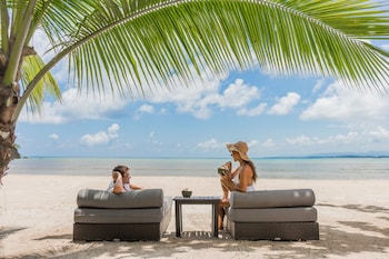 2 outdoor pools, free pool cabanas, pool umbrellas