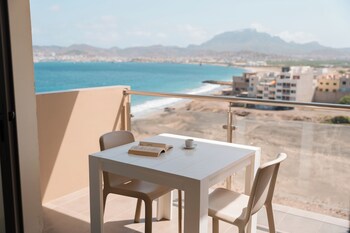 Playa en los alrededores y playa de arena blanca 