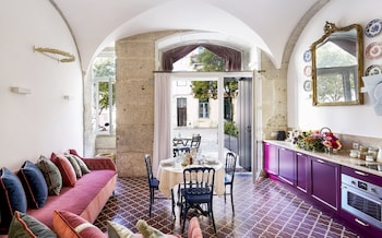 Studio | 거실 공간 | 위성 채널 시청이 가능한 28인치 평면 TV, TV, 장난감