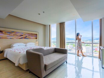 Hồ bơi trong nhà, hồ bơi ngoài trời, dù/ô trên bãi biển/hồ bơi 