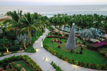 3 outdoor pools, pool umbrellas, sun loungers