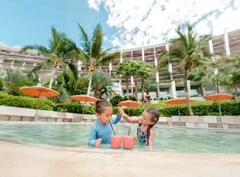 3 outdoor pools, pool umbrellas, sun loungers