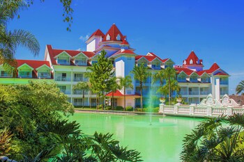 Inomhuspool, utomhuspool och solstolar