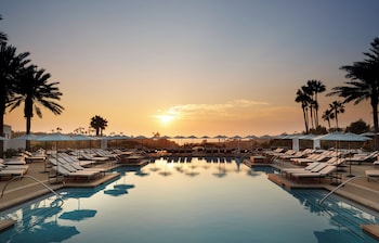 3 من حمّامات السباحة الخارجية، كبائن (بتكلفة إضافية)