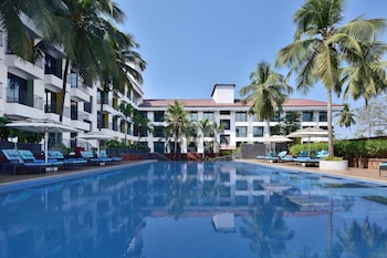 Outdoor pool, open 8:00 AM to 10:00 PM, pool umbrellas, sun loungers