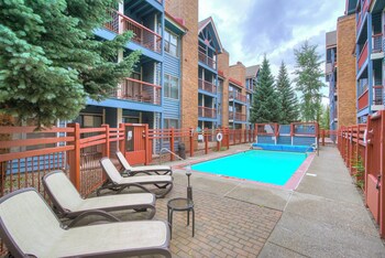 Condo Premier, 2 habitaciones | Área de sala de estar | Televisión de pantalla plana