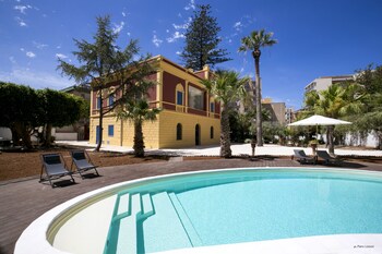 Outdoor pool, pool umbrellas, sun loungers