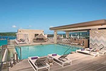 2 piscines extérieures, parasols, chaises longues