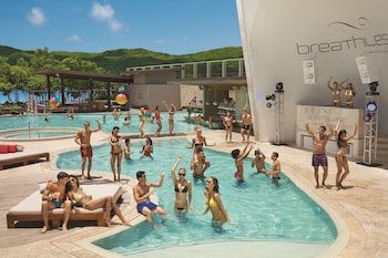 2 piscines extérieures, parasols, chaises longues
