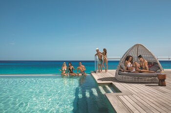 2 piscines extérieures, parasols, chaises longues
