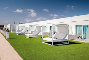 2 outdoor pools