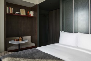 3 bars/lounges, cocktail bar, rooftop bar, rooftop bar